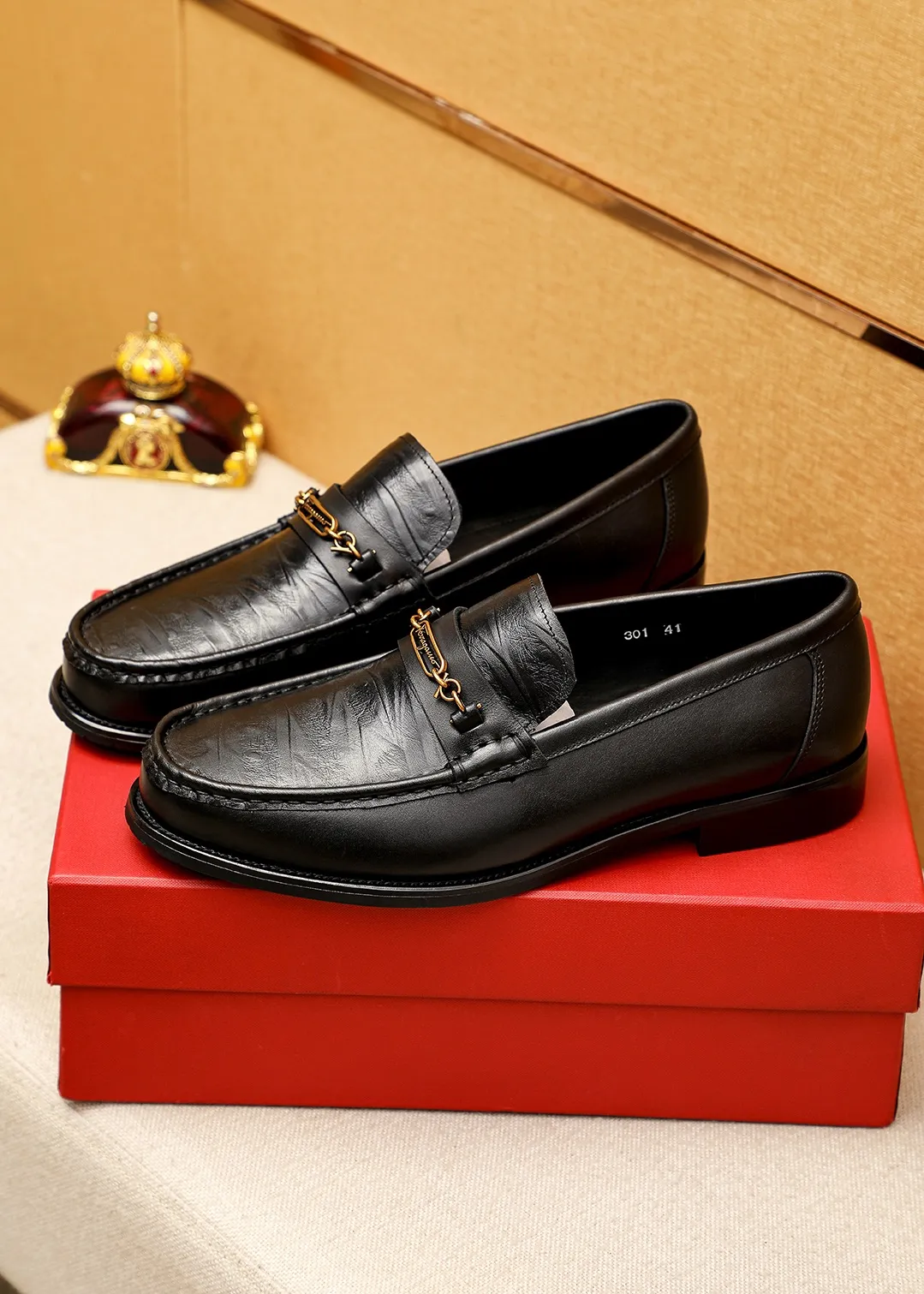 Men's shoes 💰442 💐 Product trademark: Ferragamo "Ferragamo" casual leather shoes Regular size: 38-44 (45.46🉑️customized) Product materials: Selected imported first-layer calfskin embossed upper + classic hardware buckle, imported water-dyed cow leather lining. Strong three-dimensional visual effect, combined outsole Color: 1⃣️color optional